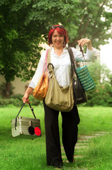 Berlin  Frau mit vielen Handtaschen