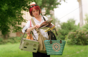 Berlin  Frau mit vielen Handtaschen und Stadtplan