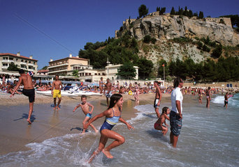 Badende Menschen am Strand von Cassis