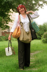 Berlin  Frau mit vielen Handtaschen