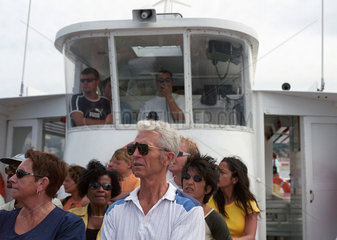 Touristen auf einem Ausflugsschiff