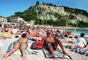 Menschen am Strand von Cassis
