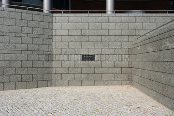 Hamburg  Flutmauer mit der Hinweistafel Privatgelaende