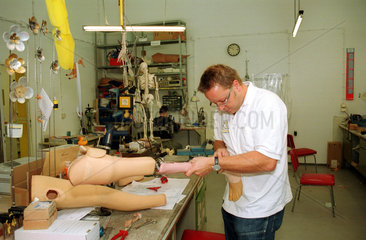 Berlin  Orthopaedietechniker in seiner Werkstatt