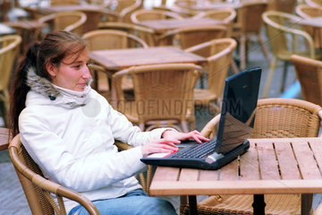 Berlin  junge Frau mit Laptop
