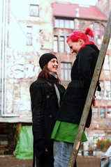 Berlin  zwei Freundinnen auf einer Leiter