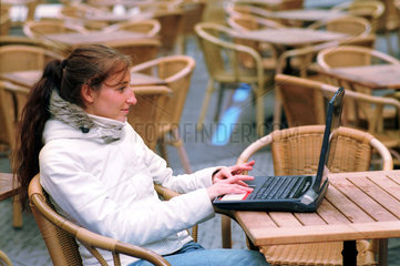 Berlin  junge Frau mit Laptop