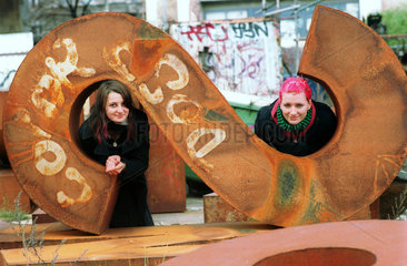 Berlin  zwei Freundinnen auf dem Hof des Kunsthauses Tacheles
