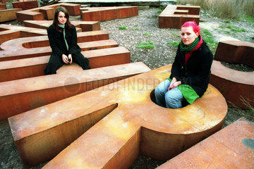Berlin  zwei Freundinnen auf dem Hof des Kunsthauses Tacheles