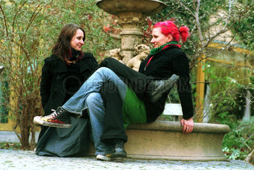 Berlin  zwei Freundinnen am Brunnen