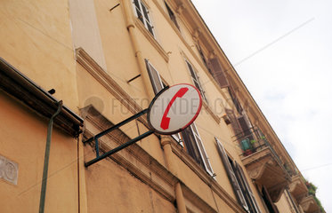 Rom  Logo mit Telefon an Hausfassade
