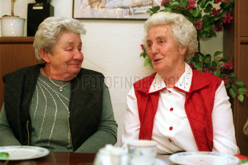 Berlin  zwei Frauen sitzen am Kaffee-Tisch