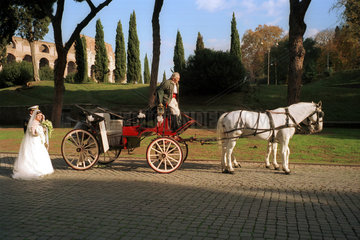 Rom  Brautpaar mit Kutsche vor dem Kolosseum