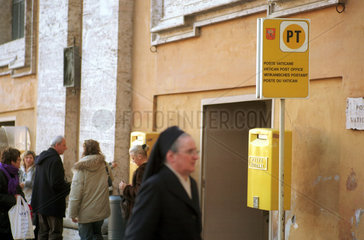 Rom  Touristen vor Vatikan-Briefkaesten