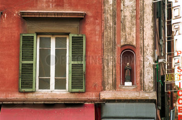Rom  Fassade mit Figur und Fenster