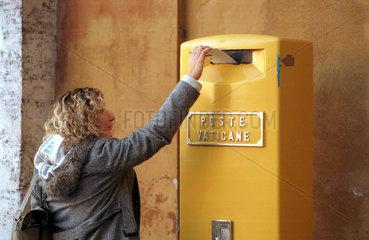 Rom  Frau wirft Karte in Vatikan-Briefkasten