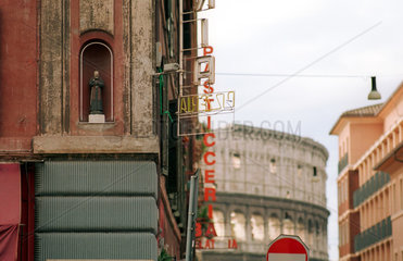 Rom  Fassade mit Figur vor Kolosseum