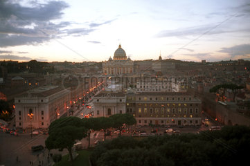 Rom  Blick ueber Rom zum Petersdom