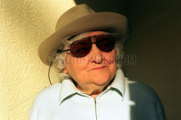 Cottbus  alte Frau mit Hut und Sonnenbrille