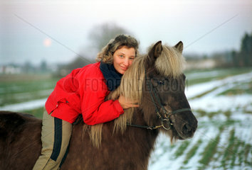 Cottbus  Frau umarmt Island-Pony