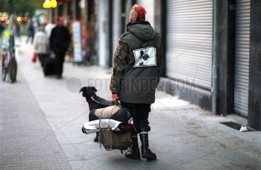 Berlin  Strassenkind mit Hund