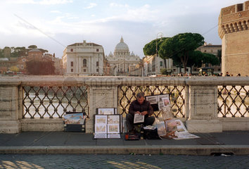 Rom  Souvenirverkaeufer auf Ponte Sant Angelo
