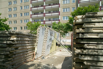 Berlin  Rueckbau eines Plattenbaus in Marzahn