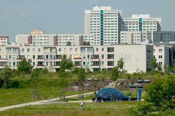 Berlin  Blick auf die Plattenbauten in Hellersdorf