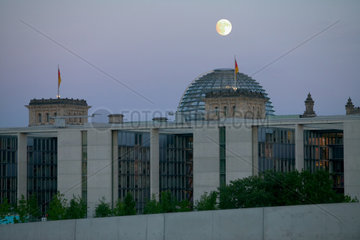 Berlin  Paul-Loebe-Haus und Reichstag bei Vollmond