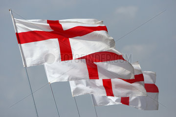 Epsom  Grossbritannien  Fahnen von England wehen im Wind