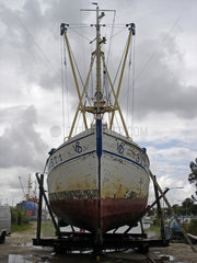 Buesum  ein altes Fischerboot auf der Werft