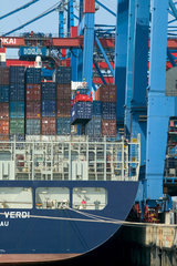 Hamburg  Containerschiff wird beladen