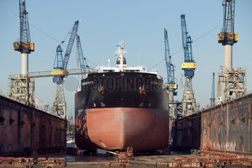 Hamburg  Tanker im Dock 11