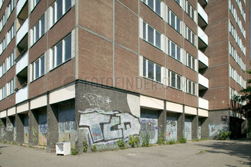 Berlin  Erdgeschosszone eines Plattenbaus