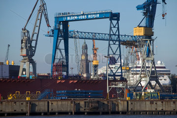 Hamburg  Kraene der Werft Blohm + Voss und der Michel