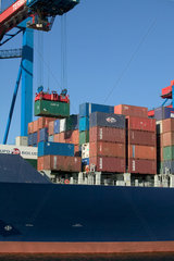 Hamburg  Containerschiff wird beladen