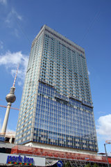Berlin  Erneuerung der Fassade des Hotels Park Inn