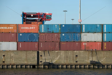 Hamburg  Container an der Kaimauer gestapelt