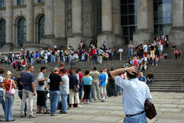 Berlin  Besucher warten am Reichstag auf Einlass