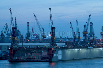 Hamburg  Hafen mit Kraenen und Dock 10