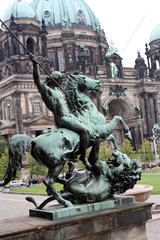 Berlin  Reiterfigur und Berliner Dom