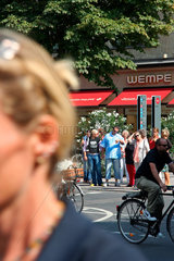 Duesseldorf  Passanten warten an der Koenigsallee