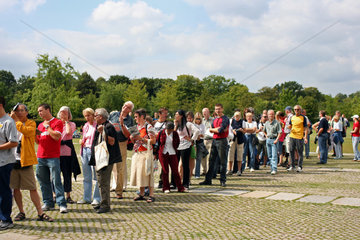 Berlin  Besucher warten am Reichstag auf Einlass