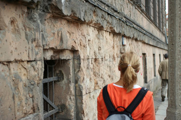 Berlin  Touristin an Fassade mit Einschussloechern