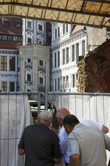 Dresden  Touristen schauen durch einen Bauzaun
