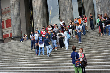 Berlin  Touristen am Alten Museum