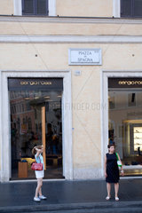 Rom  Italien  Frauen vor Schaufenstern eines Schuhgeschaefts auf dem Piazza di Spagna