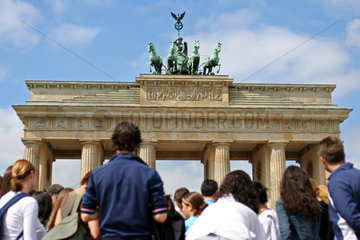 Berlin  Touristen am Brandenburger Tor