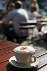 Berlin  Tasse Milchkaffee in einem Strassencafe