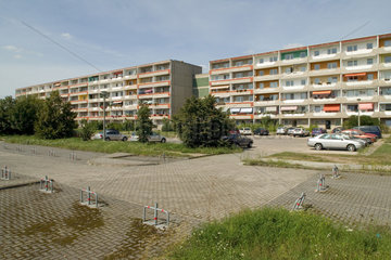 Eisenhuettenstadt  freie Parkplaetze vor Plattenbauten